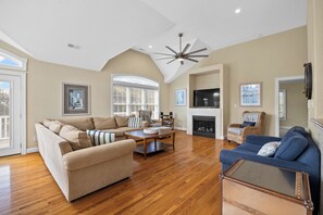 Smart TV, fireplace, video library - Gorgeous Views, Private Pool, Hot Tub, close to Beach, Jacuzzi, SS0028 (Southern Shores)