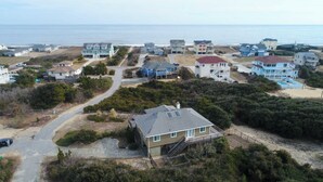 Une zone résidentielle côtière comprenant des maisons, une route et une plage.