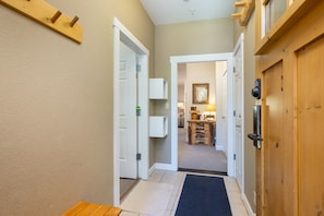 Interior - On Keystone Lake/Shared Hot Tub/Quick Shuttle Ride to the Lifts (Keystone)