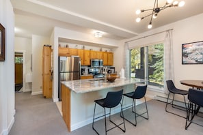 Fridge, microwave, oven, stovetop - On Keystone Lake/Shared Hot Tub/Quick Shuttle Ride to the Lifts (Keystone)