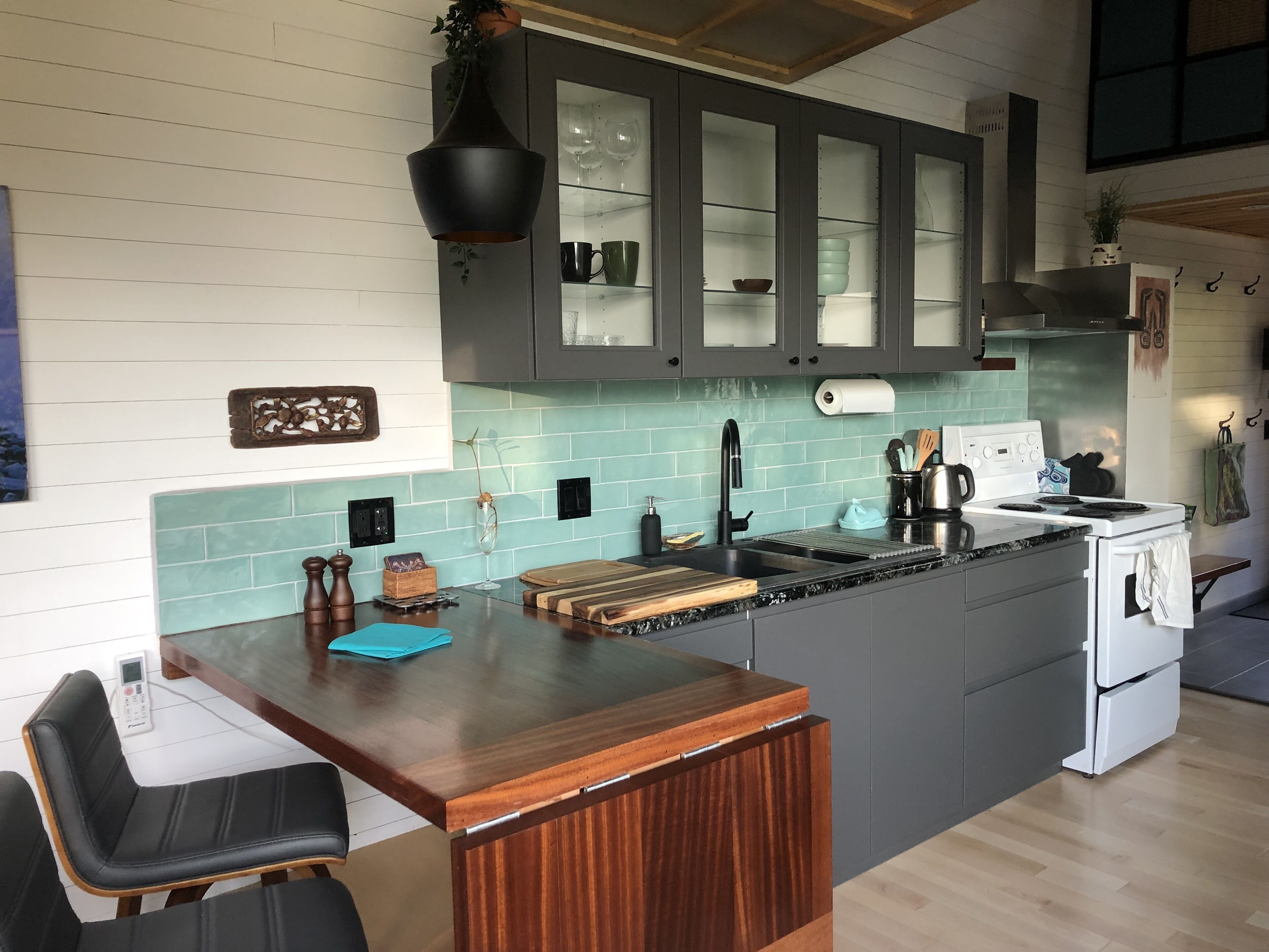 Geladeira, cooktop, máquina de café expresso, cafeteira/chaleira