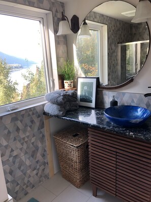 Badewanne, Haartrockner, Handtücher, Seife