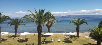 Apartment with excellent sea view beside the beach