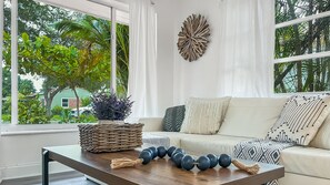 Téléviseur connecté, table de ping-pong, livres