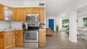 Réfrigérateur, four à micro-ondes, un four, surface de cuisson