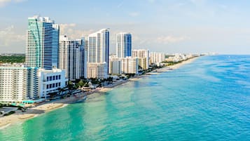 Tæt på stranden, liggestole, badehåndklæder