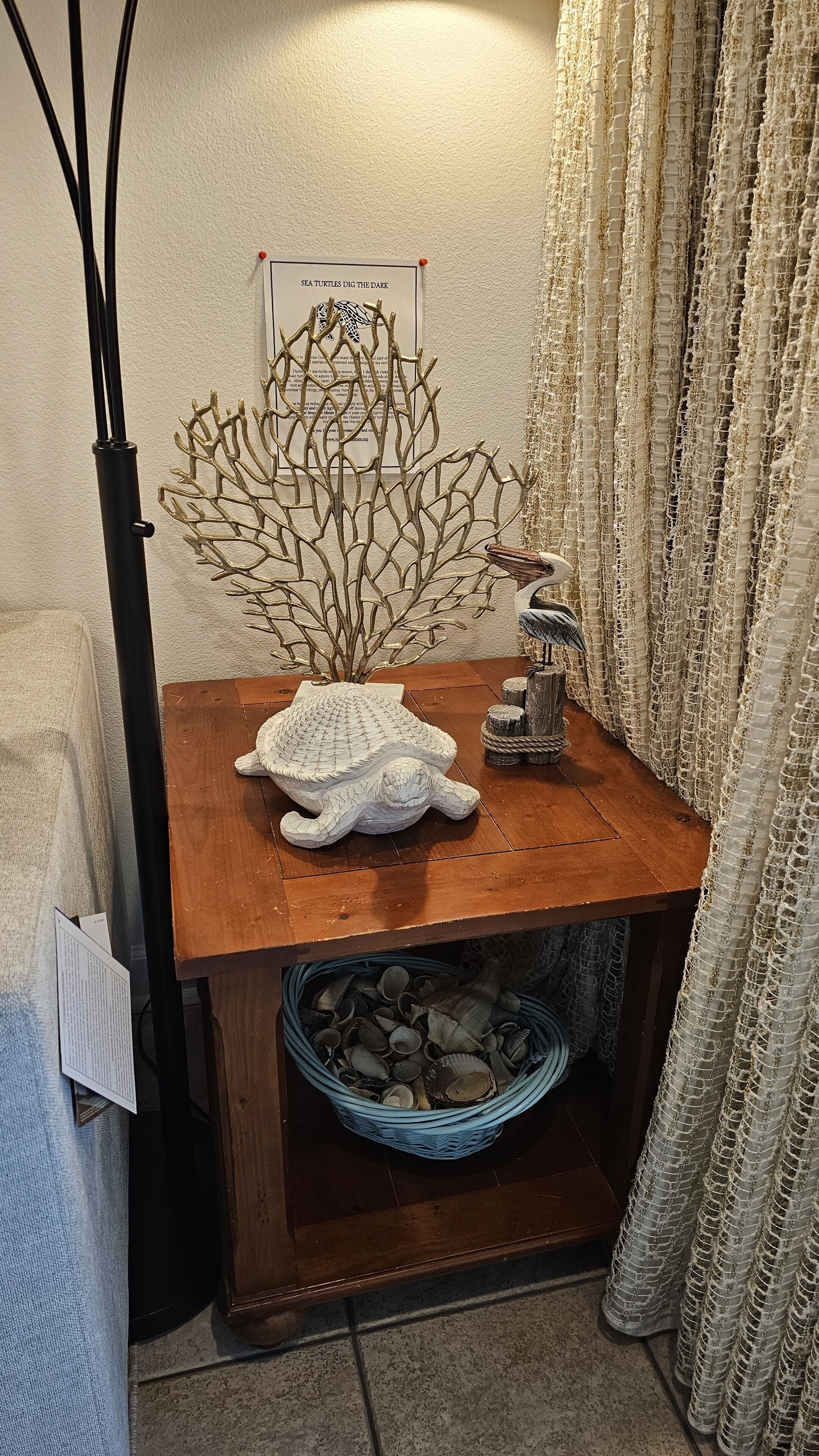 Une table en bois ornée d’une sculpture de tortue, d’une branche décorative et d’une figurine d’oiseau.