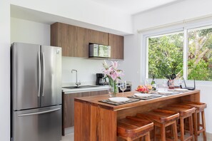 Kjøleskap, mikrobølgeovn, ovn og kokeplater