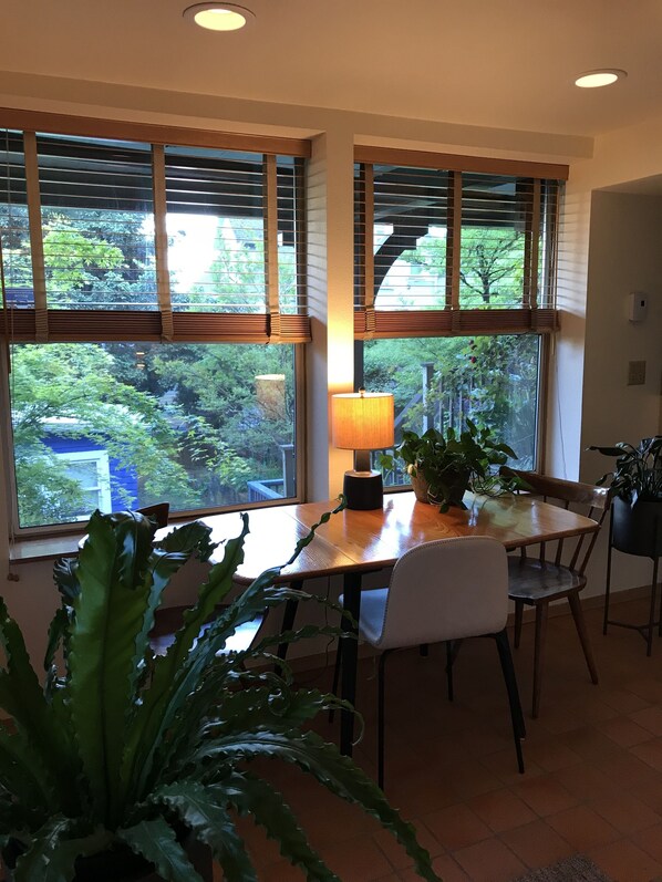 Dining - Beautiful Downtown Studio Perfect to Disconnect (Portland)