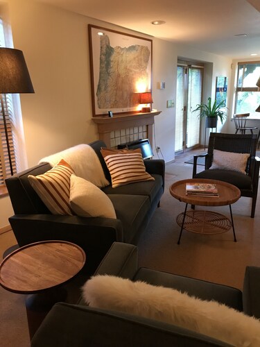 Beautiful Downtown Studio Perfect to Disconnect
