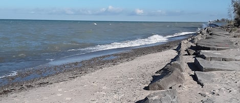 Una spiaggia nelle vicinanze, lettini da mare, teli da spiaggia