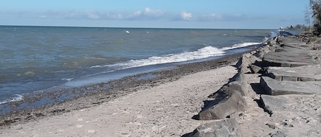 Perto da praia, espreguiçadeiras, toalhas de praia 