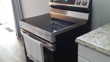 Refrigerador, microondas, parrilla de estufa y cafetera y tetera