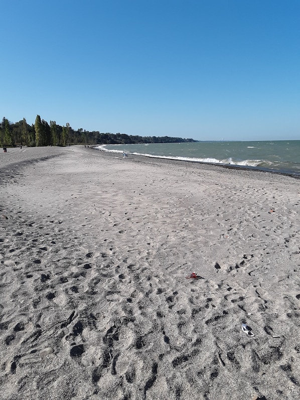 Ranta lähistöllä, aurinkotuoleja, rantapyyhkeitä