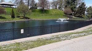 Un parc amb un estany, un porxo i una font.
