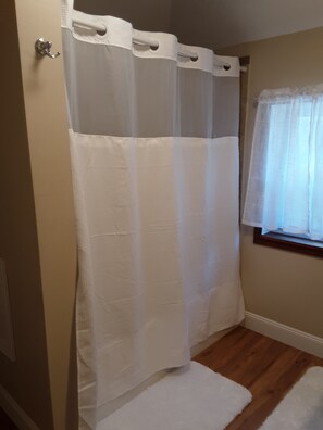 Ensemble douche/baignoire, sèche-cheveux, serviettes fournies
