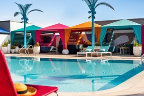 Outdoor pool, open 8:00 AM to 10:00 PM, sun loungers - Lake Nona Wave Hotel (Orlando)