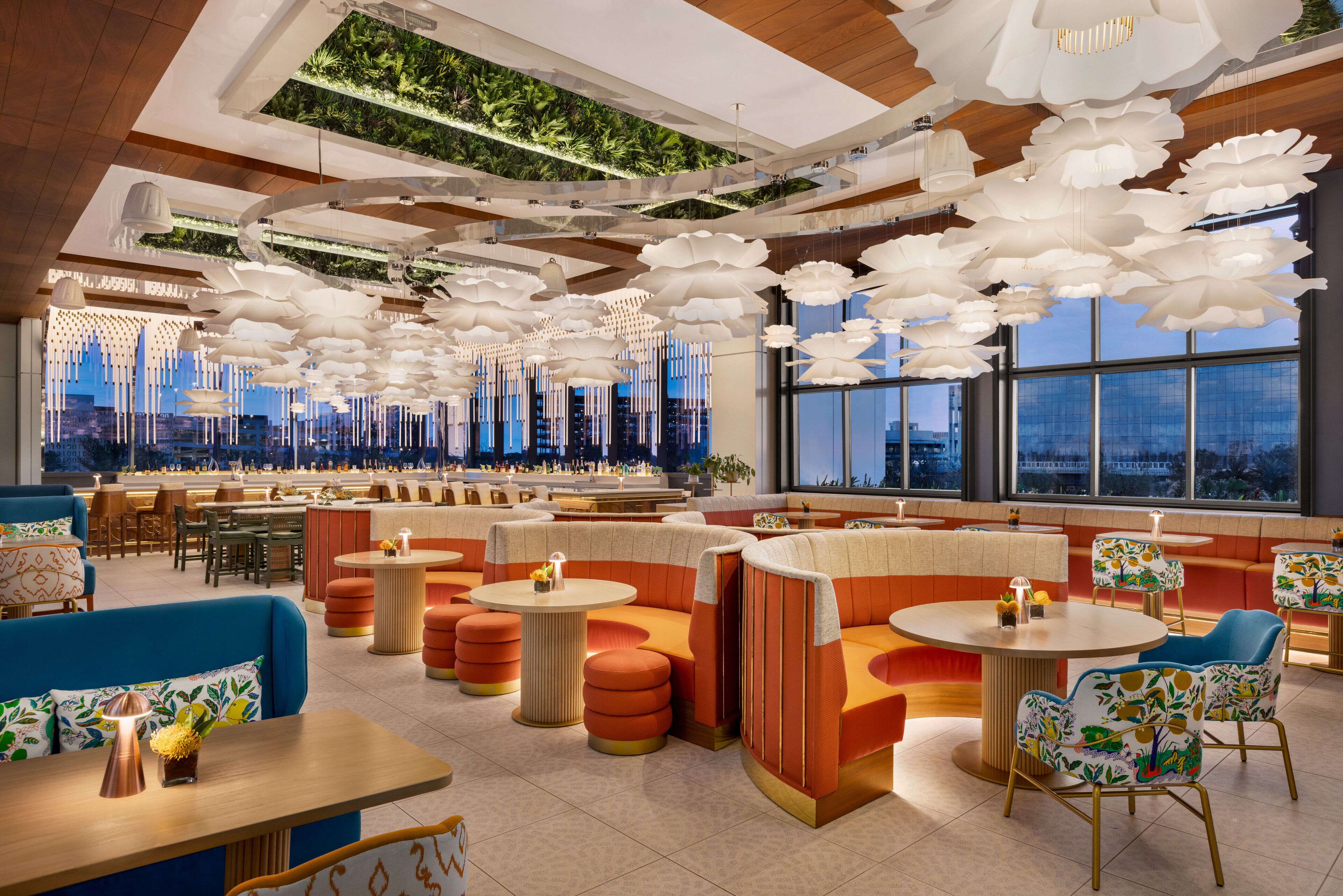 2 bars/lounges, cocktail bar