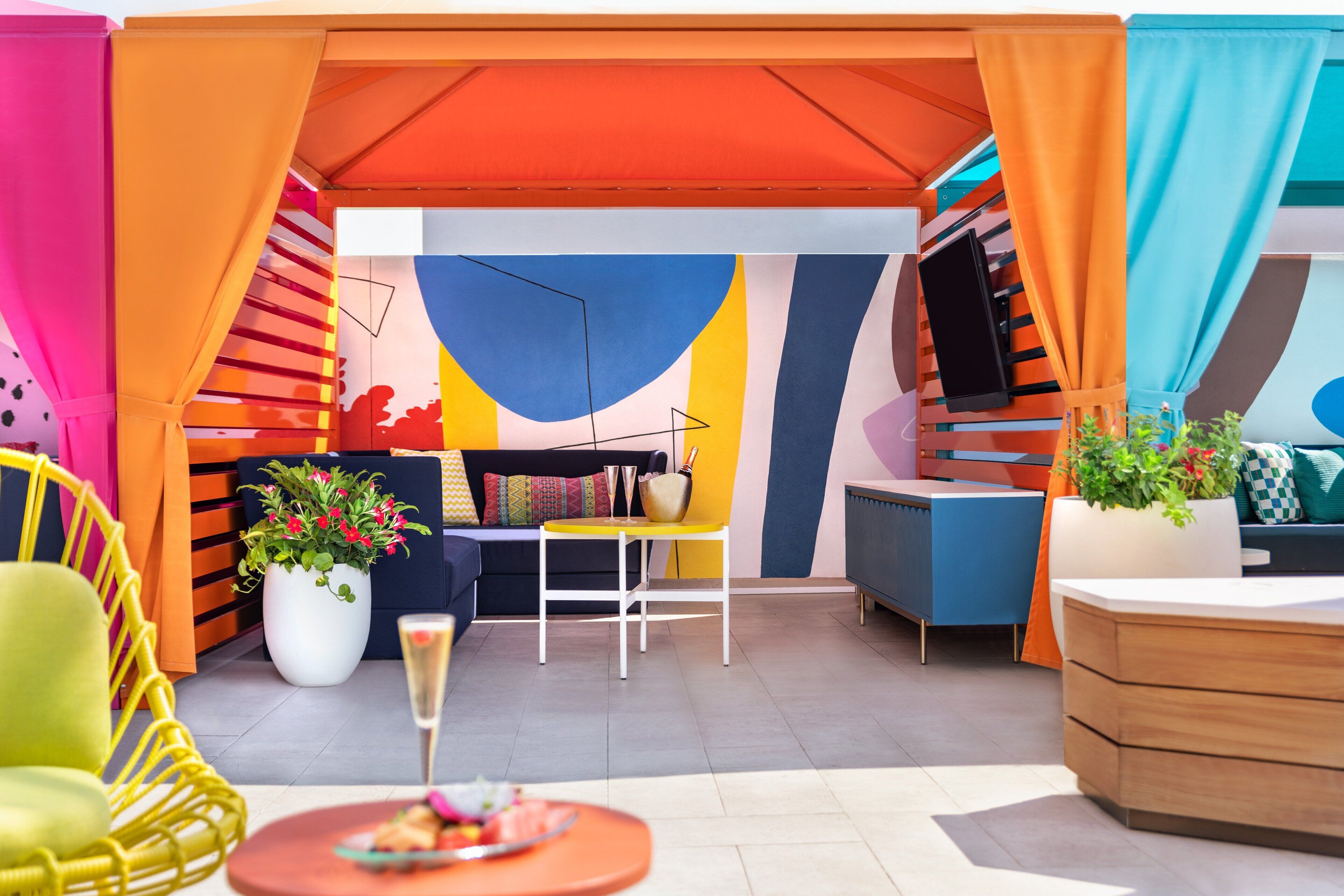 outdoor pool, open 8:00 am to 10:00 pm, pool loungers