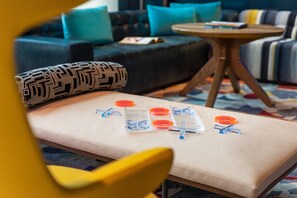 2 bars/lounges, cocktail bar