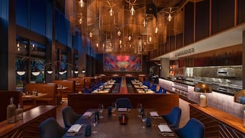 3 restaurants, breakfast served