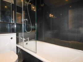 Cottage | Bathroom | Shower