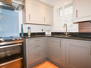 Cottage | Private kitchen | Fridge, electric kettle, cookware/dishes/utensils - 1 Old Talbot Cottages (Lostwithiel)