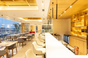 3 restaurants, breakfast served - Hotel Siraichuli (Bharatpur)