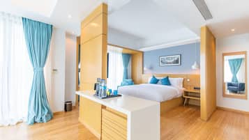 Suite | 1 bedroom, in-room safe, desk, laptop workspace