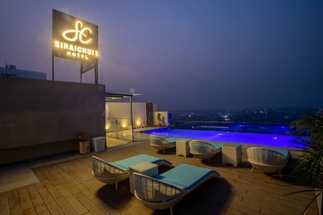 Outdoor pool, sun loungers. Hotel Siraichuli