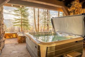 Outdoor spa tub