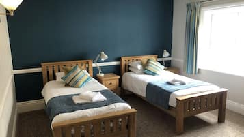 Camera Classic con 2 letti singoli, bagno in camera, vista città | Varie