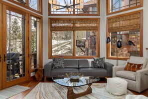 Smart TV, fireplace, music library, video library - MEADOWS RUN MODERN- Effortless ski access, hot tub, and San Sophia views (Mountain Village)