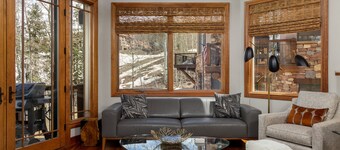 MEADOWS RUN MODERN- Effortless ski access, hot tub, and San Sophia views