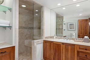 Hiustenkuivaaja, pyyhkeet, saippua, sampoo