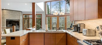 MEADOWS RUN MODERN- Effortless ski access, hot tub, and San Sophia views