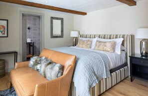 أغطية فراش متميزة وألحفة محشوة بالريش وميني بار وخزنة داخل الغرفة