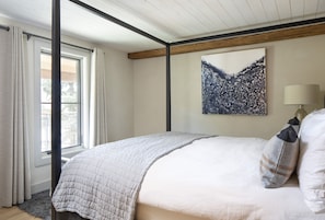 Premium bedding, down comforters, minibar, in-room safe - Vaquera House (Crested Butte)