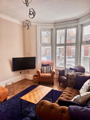 Talo, kylpyhuone makuuhuoneen yhteydessä | Lounge