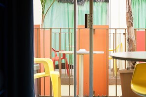 Basic Room | In-room safe, iron/ironing board, free WiFi, bed sheets - Vibe Hotel West Hollywood (Los Angeles)