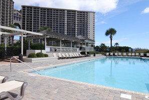 Alberca techada y alberca al aire libre