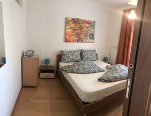 2 chambres, fer et planche à repasser, lit parapluie, Wi-Fi gratuit