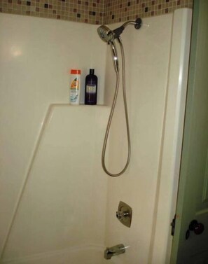 Secadora de cabello, toallas, papel de baño