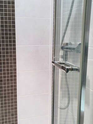 Ensemble baignoire-douche, serviettes fournies, savon