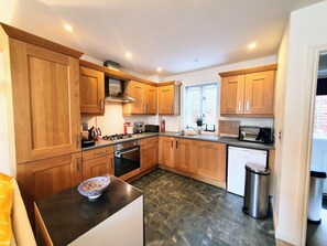 Fridge, microwave, oven, stovetop - Charming Mews House in the Heart of Lymington (Lymington)