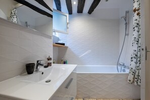 Combined shower/tub, hair dryer, towels, soap