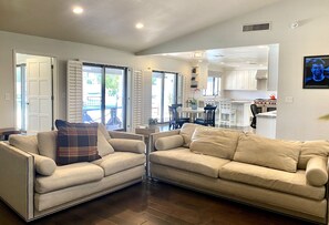 Smart-TV, Kamin, Videospiele, Tischtennisplatte