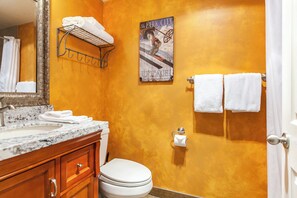 Combined shower/bathtub, hair dryer, towels
