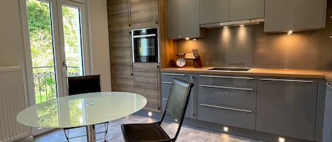 Deluxe-Apartment Flora | Eigene Küche | Großer Kühlschrank, Mikrowelle, Ofen, Herdplatte