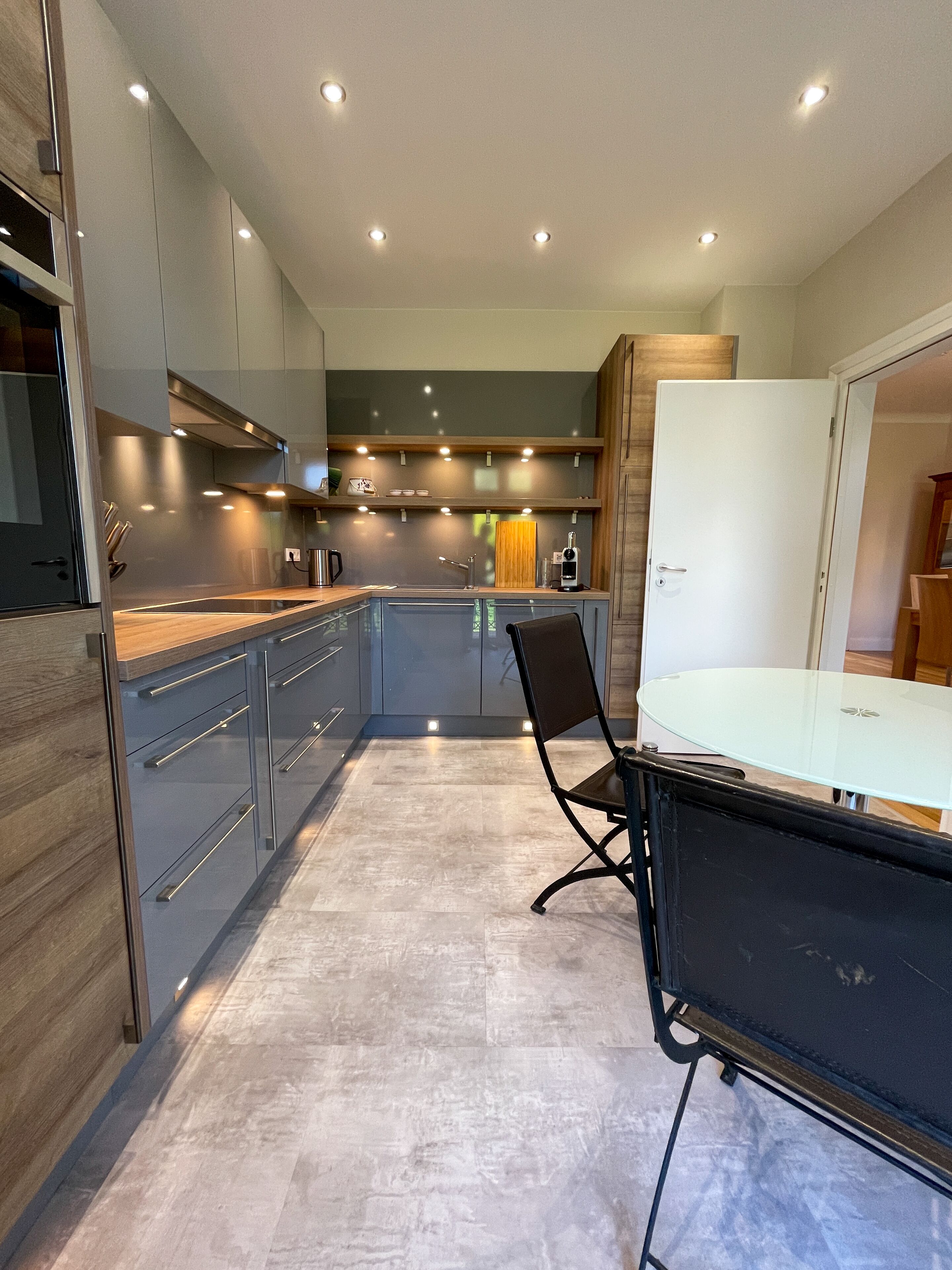 Saar-Apartment Gartenliebe | Private kitchen | Full-size fridge, microwave, oven, stovetop